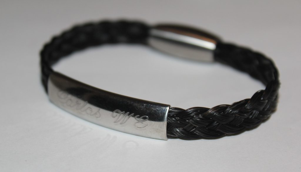 Schwarzes Pferdehaararmband mit gravierter Edelstahlplatte