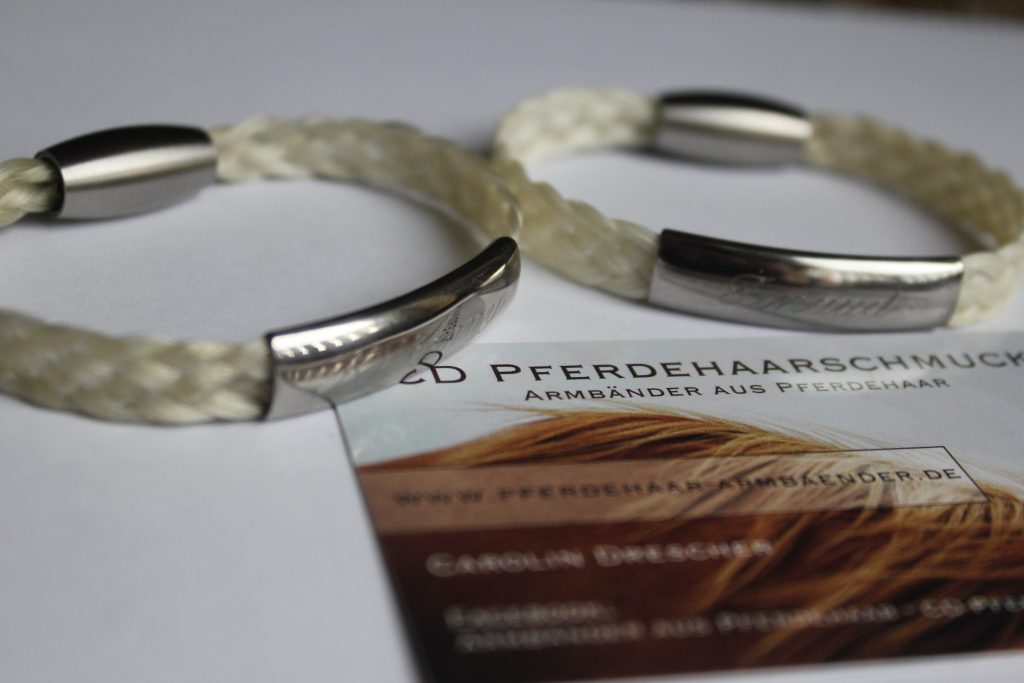Zwei helle Pferdehaararmbänder