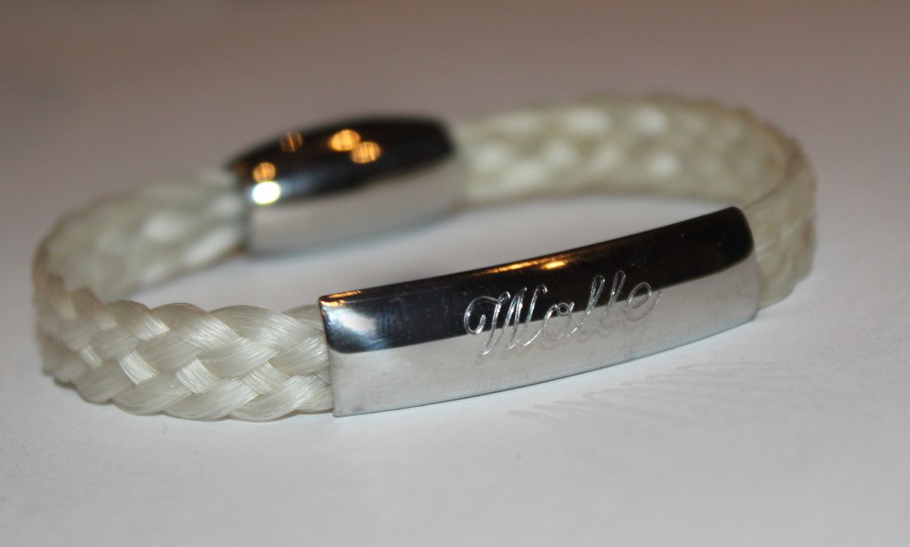 Helles Pferdehaararmband mit Gravurplatte
