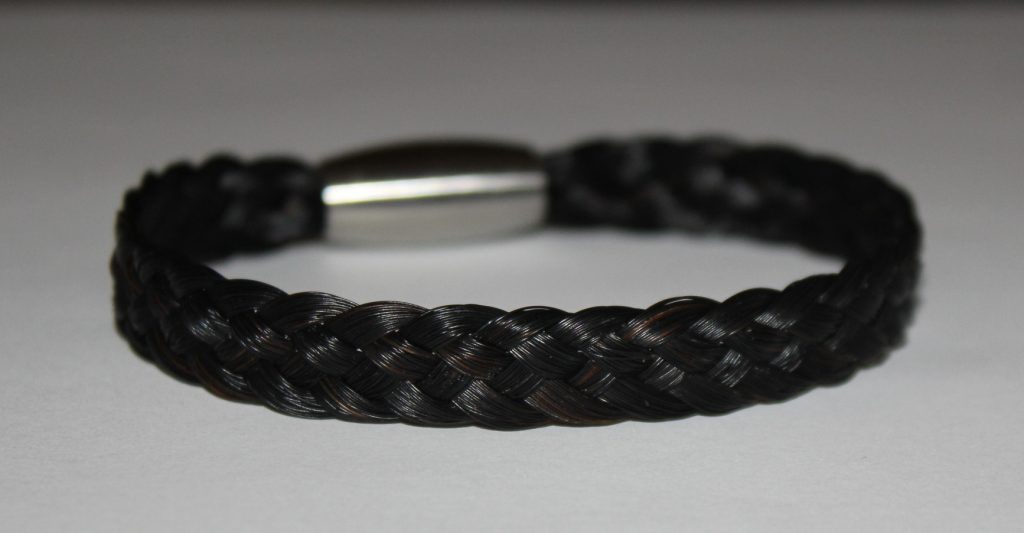 Schwarzes Pferdehaararmband mit Magnetverschluss