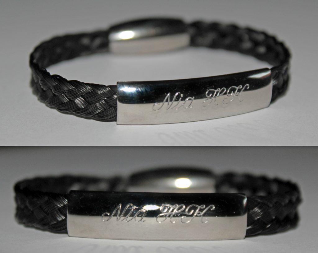 Zwei Armbänder mit Gravurplatte